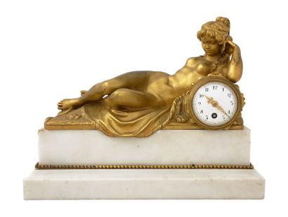 null PETITE PENDULE de Style Louis XVI Circa 1880-1890 en bronze doré et marbre blanc...