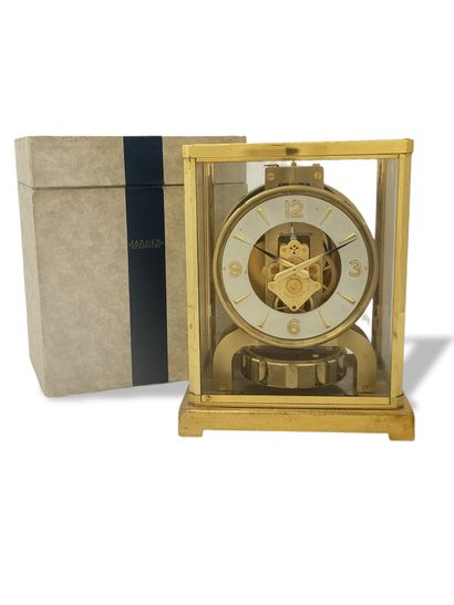 null JAEGER LE COULTRE - Atmos clock in gilded brass and glass 

Movement to be revised

22,5...