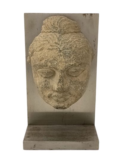 null ART of GANDHARA

Carved stone head

H. 18 cm

Mounted on a stainless steel base

Base:...