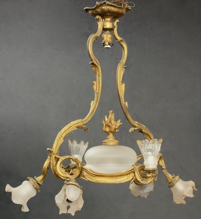 null LUSTRE à 8 lumières d Epoque 1900 Style Louis XV en bronze relaqué or à décor...