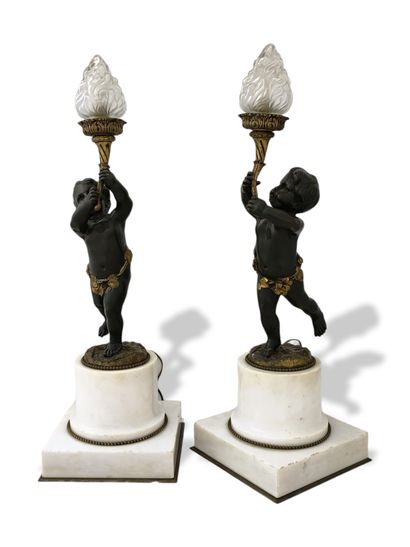 null PAIRE DE LAMPES de Style Louis XVI - Début du XXème Siècle en bronze doré et...