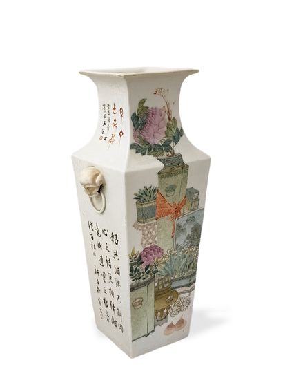 null CHINE période REPUBLIQUE (1912-1949)

VASE CARRE en porcelaine polychrome à...