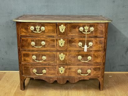null Early 18th century CINCED FACADE COMMODE in rosewood veneer inlaid with leaves...