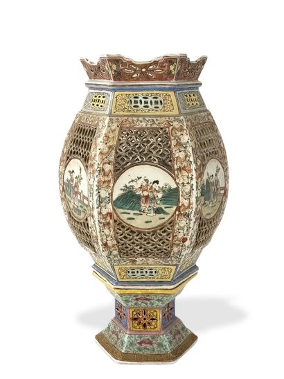 null CHINE, Fin du XIXème Siècle

LANTERNE en porcelaine et émaux polychromes à décor...