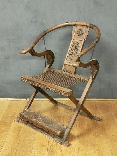 null CHINE Travail moderne

FAUTEUIL pliant dit en fer à cheval en bois fruitier...