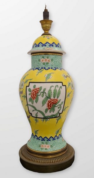 null PIED DE LAMPE BALUSTRE de Style 1900 Circa 1950 en porcelaine à décor dans le...