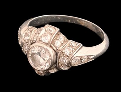 null BAGUE Circa 1925 en or gris ou platine ornée en son centre d'un diamant légèrement...