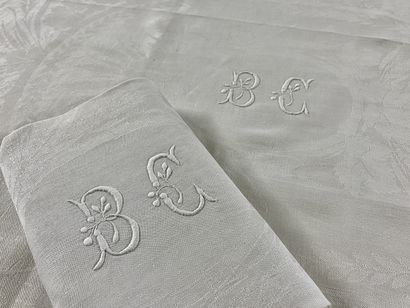 SET OF 12 TOWELS in white cotton damask embroidered...