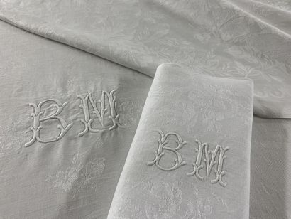 null LARGE RECTANGULAR NAPPE AND ITS 8 TOWELS in white cotton damask embroidered...