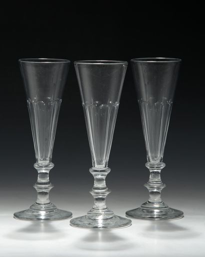 null SET OF 7 CONICAL BOWL CHAMPAGNE FLUTES in cut white crystal Second Half of the...