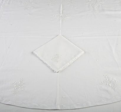 null OVAL NAPPE AND 8 TOWELS in white linen Circa 1960 with embroidered decoration...