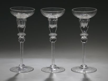 null SUITE DE 3 BOUGEOIRS DE TABLE en cristal taillé et gravé - Bohème Circa 1970...