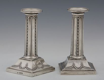 null PAIR OF TABLE CANDLES with columnar shaft and flutes in silver 800 Millièmes,...