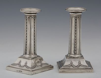 null PAIRE DE BOUGEOIRS DE TABLE à fût colonne à cannelures en argent 800 Millièmes,...