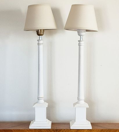 null LOT COMPRENANT 

PAIRE DE PIEDS DE LAMPE en bois laqué blanc - Ht 60 cm.

MIROIR...