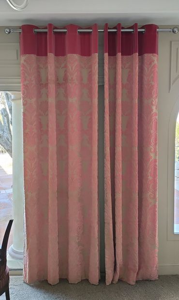null PAIRE DE RIDEAUX en tissu et velours frappé rose à motifs floraux

H. 260 cm

Avec...