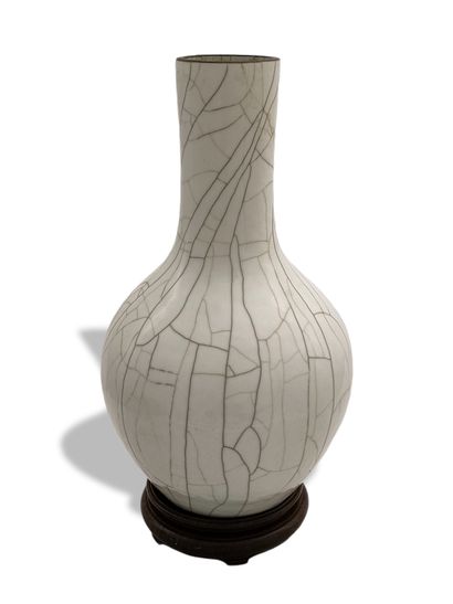 null CHINE, Moderne - VASE BALUSTRE en porcelaine craquelée ivoire, socle en bois...