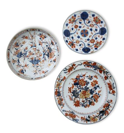 null CHINA - A CUP, A DISH AND A PLATE 

in Imari porcelain

Diam. 22 - 24,5 - 28...
