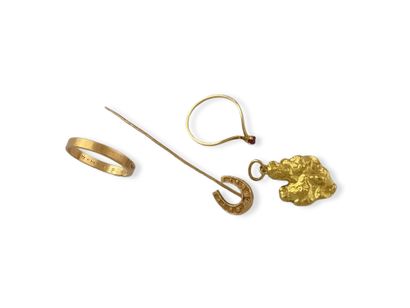 null FOUR SMALL JEWELRY JEWELS in gold 750 Millièmes including a horseshoe tie pin,...