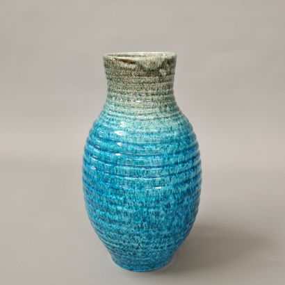 null ACCOLAY (XXème Siècle) - VASE en céramique émaillée bleu turquoise nuancée à...
