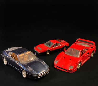 null URAGO 3 MODELES REDUITS DE VOITURES FERRARI comprenant : 

- Ferrari BB 512,...