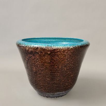 null ACCOLAY (XXème Siècle) - CACHE-POT CORNET céramique émaillée bleu turquoise...