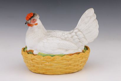 null OEUFRIER en porcelaine polychrome Circa 1900 en forme de poule couvant

H. 20...