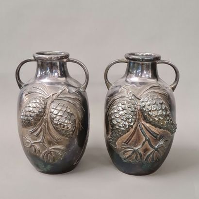 null F. CORTESI - PAIRE DE VASES OVOIDES A ANSES d'Epoque Art Déco en étain à décor...