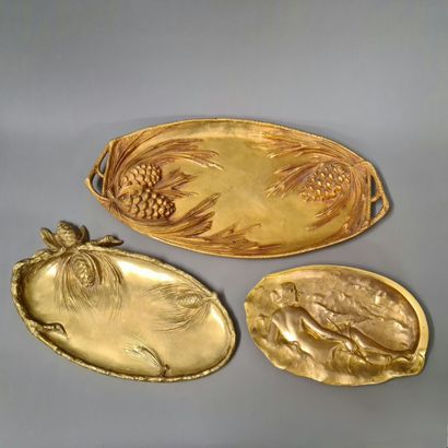 null VIDE-POCHE ovale Circa 1910 en bronze doré à décor en bas-relief de branches...