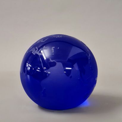 null SCULPTURE MAPPEMONDE Moderne en cristal bleu partiellement dépoli 

H. 14 cm...