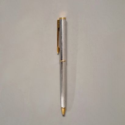 null WATERMAN - STYLO BILLE en métal argenté cannelé et doré.

L. 14 cm

BE (rayures...