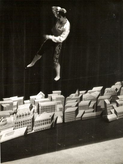 null André STEINER (1901-1978)

Au cirque, acrobates, vers 1938.

2 épreuves gélatino-argentiques...