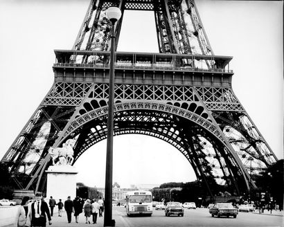 null André STEINER (1901-1978)

La Tour Eiffel, Paris, 1950.

3 épreuves gélatino-argentiques...