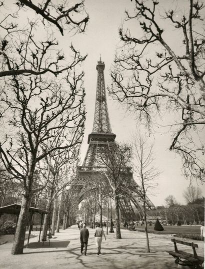null André STEINER (1901-1978)

La Tour Eiffel, Paris, 1950.

3 épreuves gélatino-argentiques...