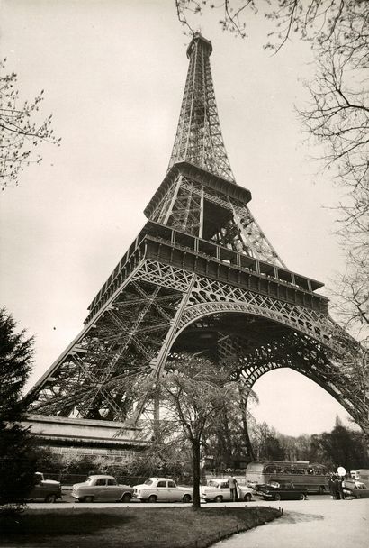 null André STEINER (1901-1978)

La Tour Eiffel, Paris, 1950.

3 épreuves gélatino-argentiques...