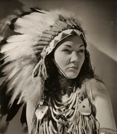 null André STEINER (1901-1978)

Portraits de femmes à la coiffe indienne et à la...