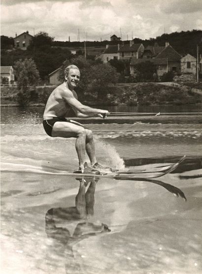 null André STEINER (1901-1978)

Ski nautique (deux figures), années 1930.

2 épreuves...