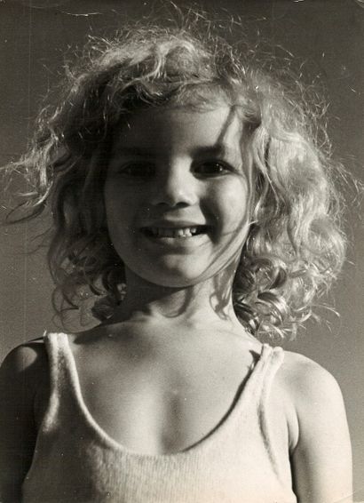 null André STEINER (1901-1978)

Portraits de deux femmes et d’un enfant, vers 1935.

3...