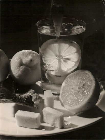 null André STEINER (1901-1978)

Composition aux citrons, sucres et verre, 1935.

Epreuve...
