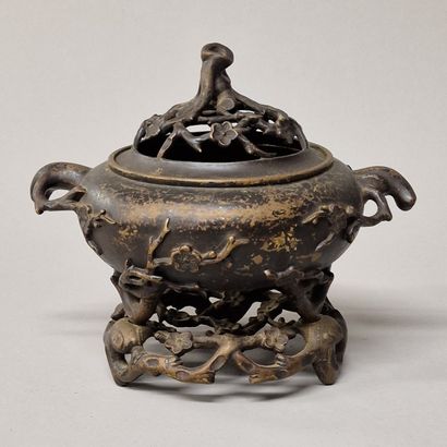 null SOUTH CHINA, circa 1900

Tripod perfume burner resting on a base with chased...