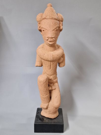 null NIGERIA, Culture Nok

Importante statue colonne d'un personnage masculin orné...