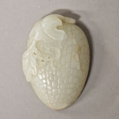 null CHINA, circa 1900

A celadon jade box cover in the shape of a fruit with foliage

L....