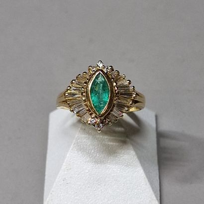 null DRAPERIE Moderne ring in yellow gold 750 Millièmes set with a navette emerald...