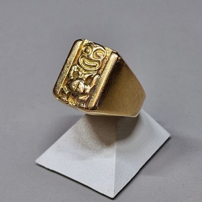 null Circa 1960, yellow gold 750 Millièmes Chevalier with bas-relief decoration of...
