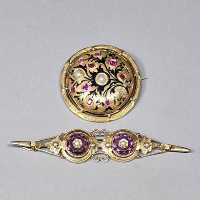 null 2 brooches of the Second Half of the XIXth Century in gold 750 Millièmes : 

-...