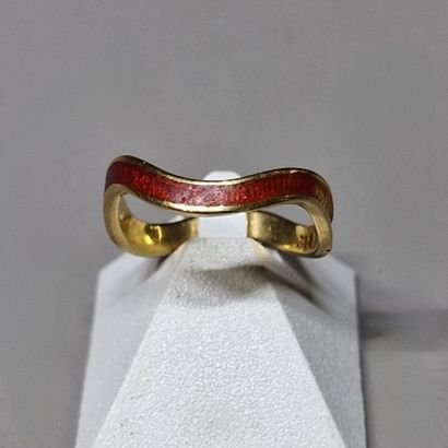 null 3 Modern rings in gold 750 Millièmes

- 1 red enamelled - PB. 3,6 g (missing...