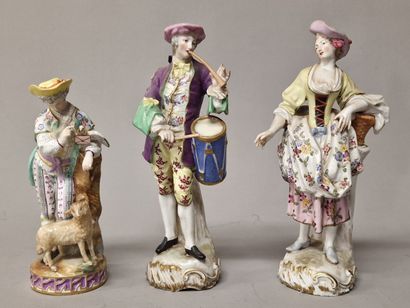 null 3 STATUETTES DE PERSONNAGES en costume du XVIIIème siècle Style Saxe XVIIIème...