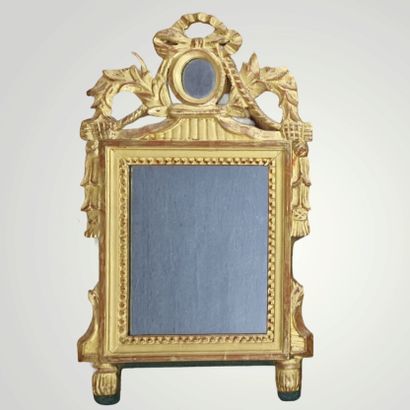 null PETIT MIROIR de Style Louis XVI XXème Siècle en bois doré et laqué vert à décor...