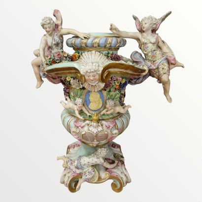 null IMPORTANT CORPS DE POT COUVERT - Saxe Fin du XIXème Siècle en porcelaine polychrome...