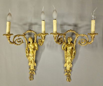 null PAIRE DE GRANDES ET BELLES APPLIQUES à deux lumières de Style Louis XVI d'Epoque...